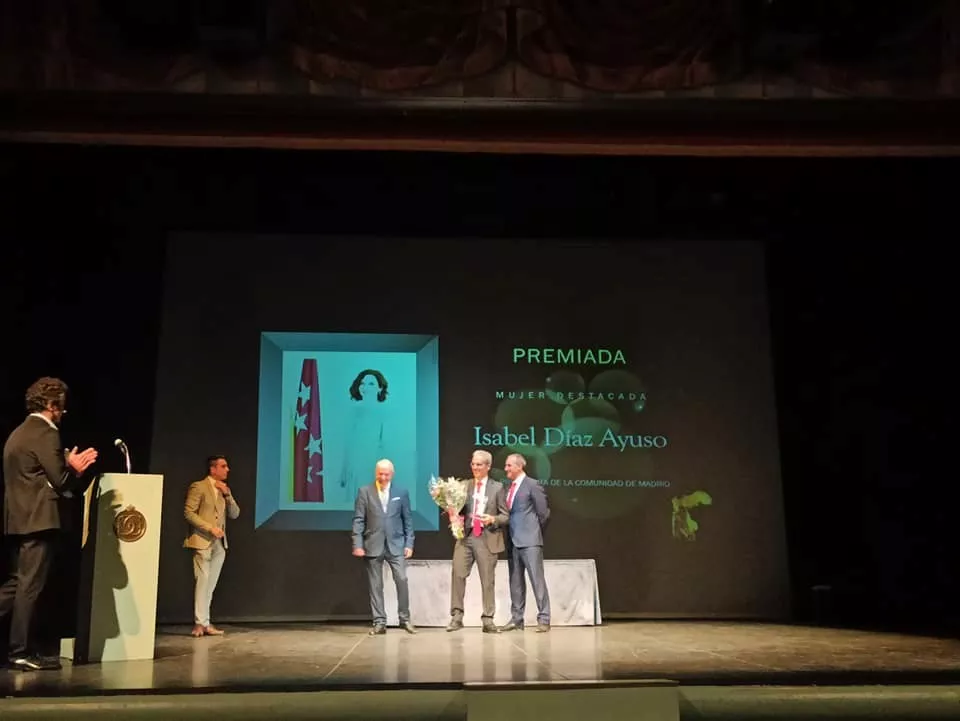 Puede ser una imagen de 5 personas, personas de pie y texto que dice "PREMIADA Isabel Diaz Ayuso"